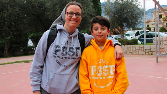 Le Scuole Sacra Famiglia fanno festa con le nuove felpe APE
