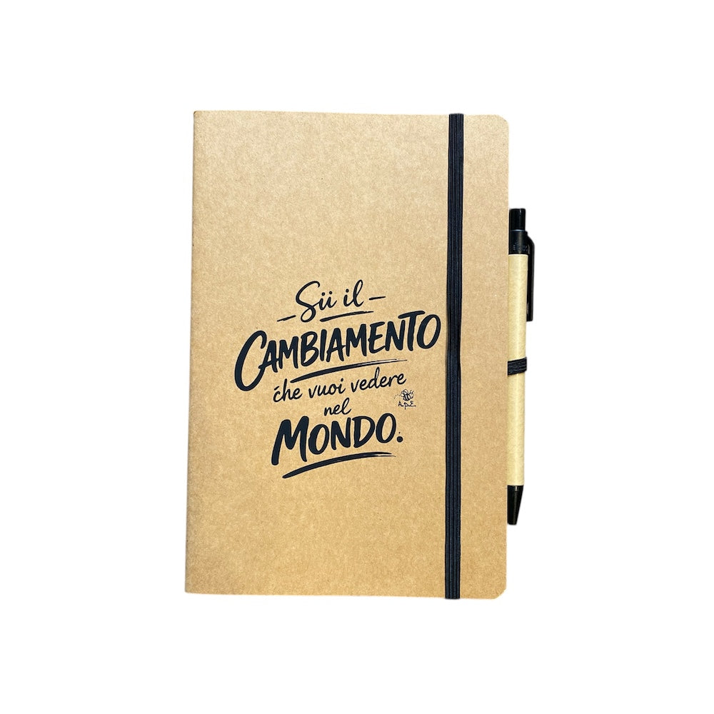 Set Taccuino e Penna "SII IL CAMBIAMENTO CHE VUOI VEDERE NEL MONDO " in Cartone Riciclato