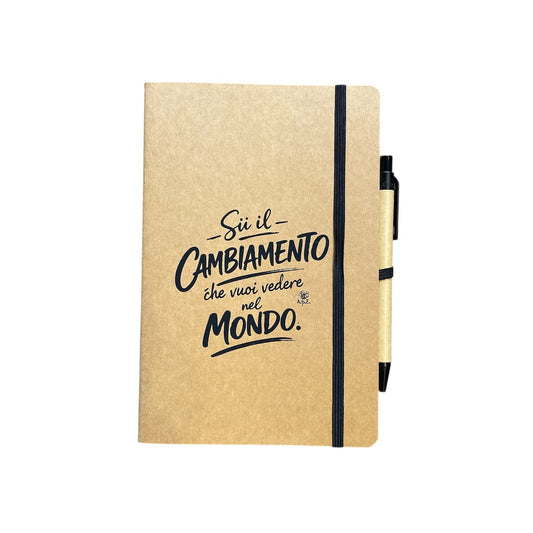 Set Taccuino e Penna "SII IL CAMBIAMENTO CHE VUOI VEDERE NEL MONDO " in Cartone Riciclato