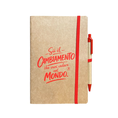 Set Taccuino e Penna "SII IL CAMBIAMENTO CHE VUOI VEDERE NEL MONDO " in Cartone Riciclato