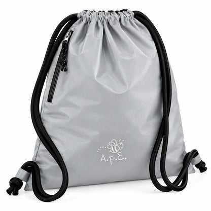 Sacca zaino grigia riflettente A.p.E. con logo bianco, cordoncini neri e tasca laterale con zip.